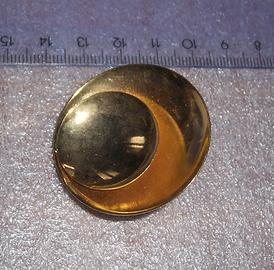 Bottone in metallo dorato