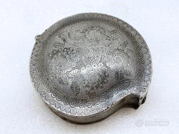 Antica scatola in peltro Indonesia prima metà XX