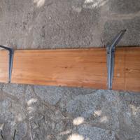 mensole di legno con staffe in ferro