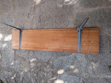 mensole di legno con staffe in ferro