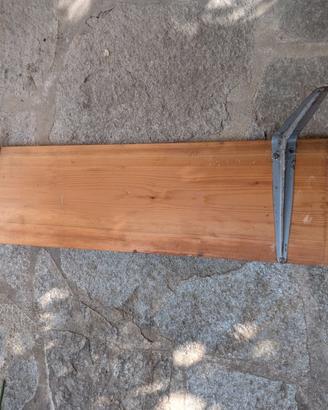 mensole di legno con staffe in ferro