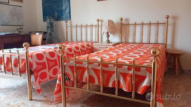 Due letti singoli in ottone