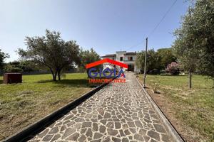 Villa di 680 m² con più di 5 locali e box auto a C