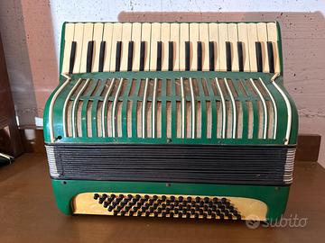 Fisarmonica vintage verde a tastiera