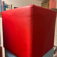 Pouf rossi e azzurri