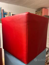 Pouf rossi e azzurri