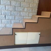 Mobile negozio in legno a scalinata