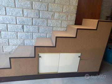 Mobile negozio in legno a scalinata