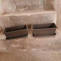 2 vasi rettangolari piccoli.