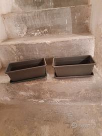 2 vasi rettangolari piccoli.