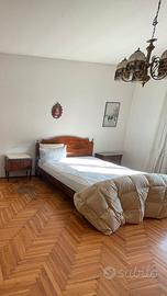 Letto e comodini in legno