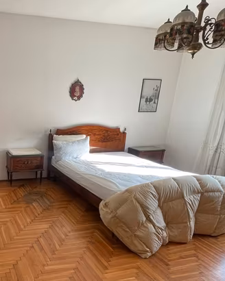 Letto e comodini in legno