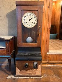 Timbratore per cartellini con orologio a pendolo.