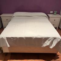 Letto "alla francese" con piedi in legno