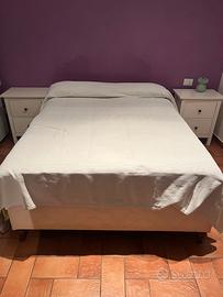 Letto "alla francese" con piedi in legno