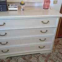 cassettiera bianca con specchio