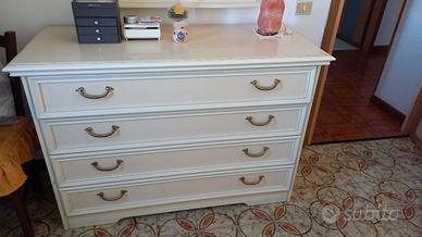 cassettiera bianca con specchio