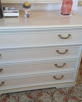 cassettiera bianca con specchio