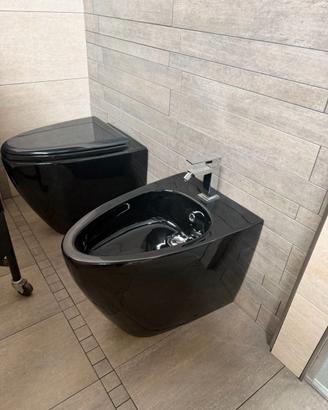 SANITARI A TERRA NERO LUCIDO
