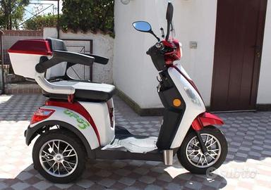 Scooter elettrico a 3 ruote con bauletto