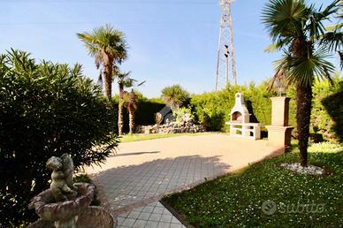 VILLA A SCHIERA D'ANGOLO A LATISANA