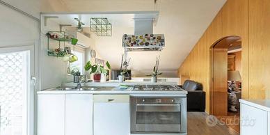 Cucina completa in legno con elettrodomestici