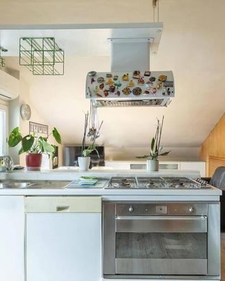 Cucina completa in legno con elettrodomestici