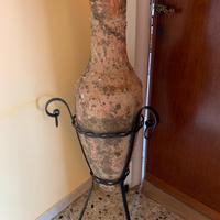 Anfora antica con piedistallo in ferro battuto