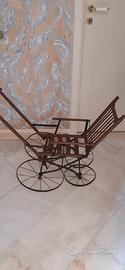 Carrozzina antica per bambole