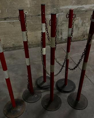 Paletti di delimitazione rosso bianchi