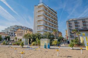 MONOLOCALE FRONTE MARE P.ZZA MANZONI 227.06-04.07