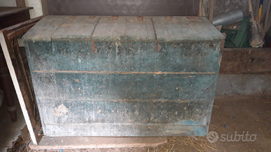 Vecchio baule a tre scomparti