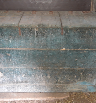 Vecchio baule a tre scomparti