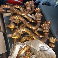 Lotto di 8 Bracci in legno dorati con portalampada