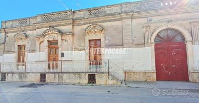 INDIPENDENTE D'EPOCA ANGOLARE CON SPAZI ESTERNI E