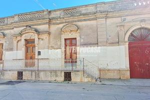 INDIPENDENTE D'EPOCA ANGOLARE CON SPAZI ESTERNI E