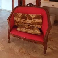 poltrona in legno e rivestimento rosso