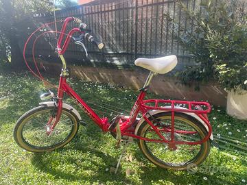 Bici pieghevole vintage rossa tipo Graziella