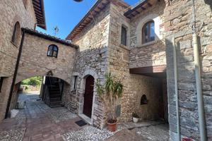 Casa indipendente di 130 m² con 4 locali e box aut