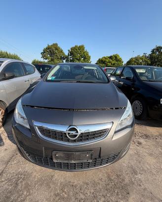 OPEL ASTRA DEL 2010 PER RICAMBI