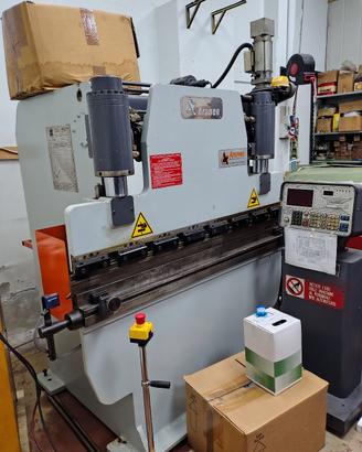 Pressa Piegatrice 3 assi CNC controllo numerico 