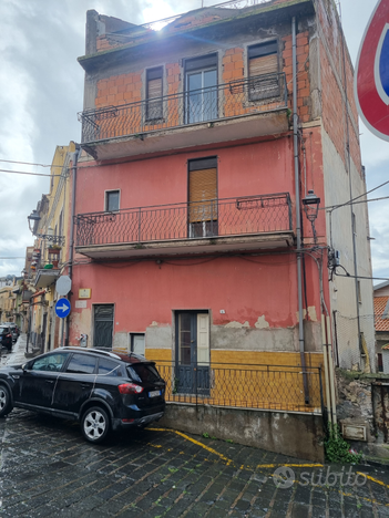 Casa indipendente su 3 livelli più terrazzo