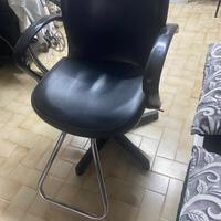 poltrona da parrucchiere e asciugacapelli