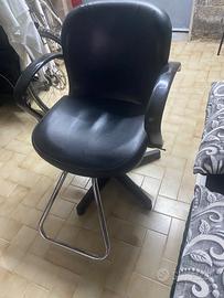 poltrona da parrucchiere e asciugacapelli