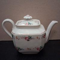 Teiera in porcellana decorata