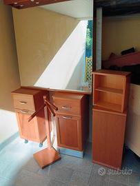 mobiletti e specchiera per bagno