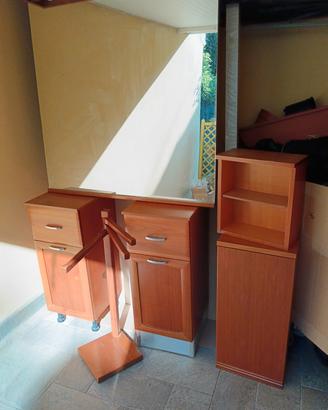 mobiletti e specchiera per bagno