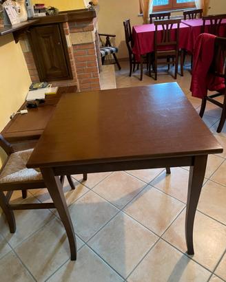 Tavolino in legno quadrato