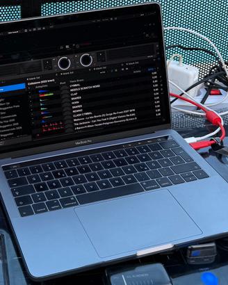 Macbook Pro 13” 8gb RAM 256 SSD