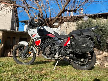 Yamaha Tenere 700 con telai e borse givi canyon